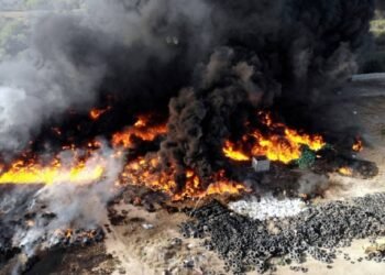 Investigan incendio de llantas en el Ejido La Victoria