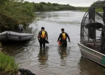 Salvan a migrante embarazada y a 3 niños de congelarse en el Río Bravo