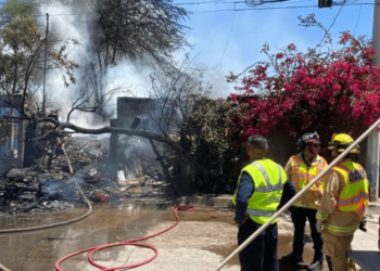 Mitigan incendio de casa abandonada y evitan pase hogares aledaños