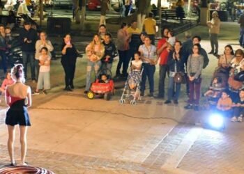 Llevan espectáculo circense y taller de Hula hoop a la Plaza Zaragoza