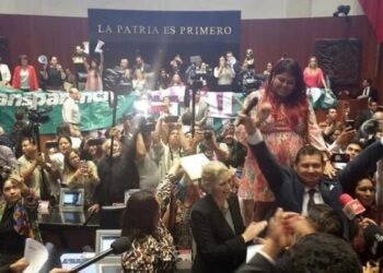 Senado cita a sesión en sede alterna ante caos