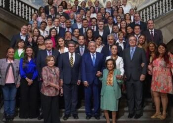 Ante toma de tribuna, senadores de Morena se reúnen con AMLO