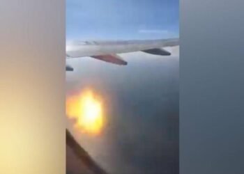 Video | Explota motor de avión durante pleno vuelo