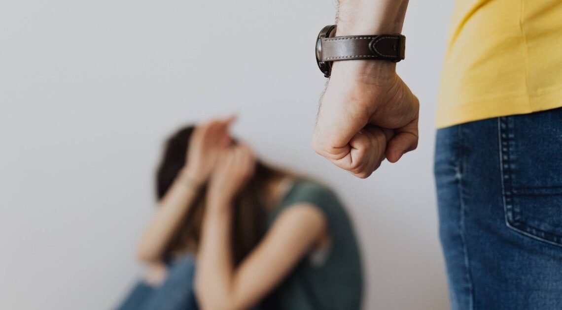 Arrestan a hombre por intentar ahorcar y golpear a su ex novia en Hermosillo