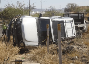 Pierde el control de su vehículo y queda volcado sobre el bulevar Progreso
