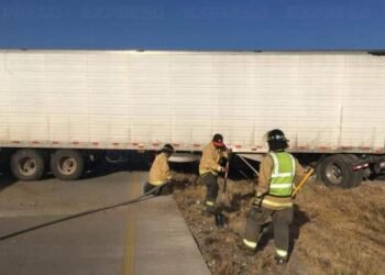 Tráiler impacta 3 vehículos en Edomex: no hay lesionados