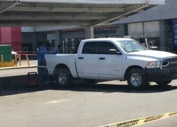Asesinan a un hombre en estacionamiento de plaza comercial en Hermosillo