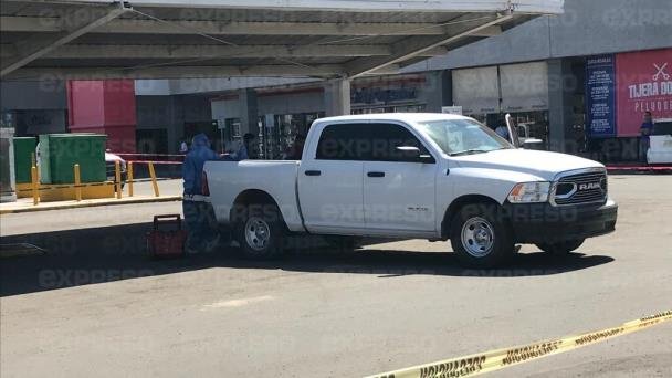 Asesinan a un hombre en estacionamiento de plaza comercial en Hermosillo Asesinan a un hombre en estacionamiento de plaza comercial en Hermosillo
