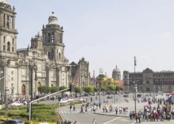 Aprueban exhorto para cambiar el nombre al Zócalo