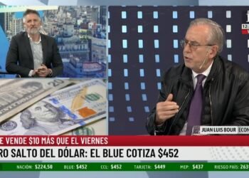 Otro salto del dólar: el blue cotiza 2