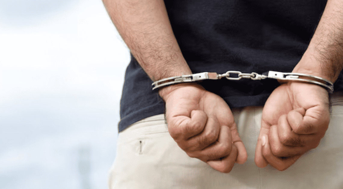 Hombre arrestado por portar arma de manera ilegal Hombre arrestado por portar arma de manera ilegal