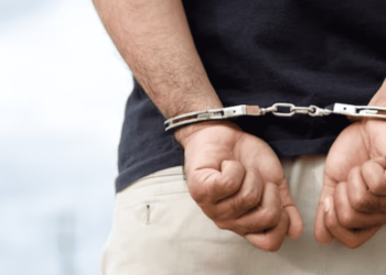 Hombre arrestado por portar arma de manera ilegal