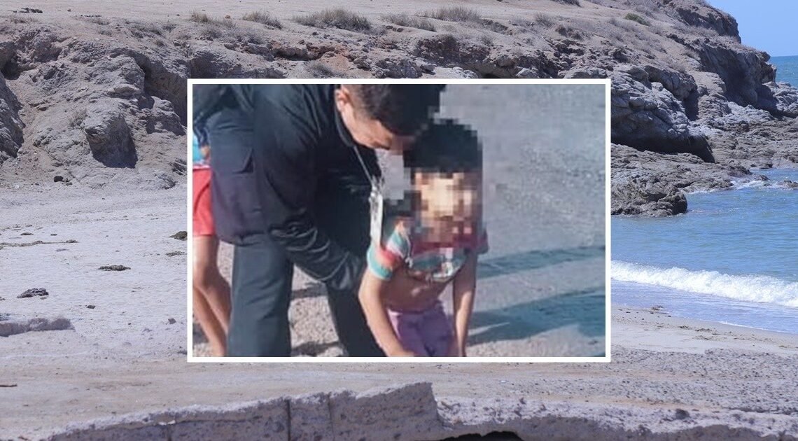Policías salvan a niña de 3 años de ahogarse en playa de Bahía de Kino Policías salvan a niña de 3 años de ahogarse en playa de Bahía de Kino