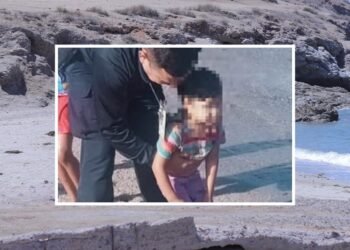 Policías salvan a niña de 3 años de ahogarse en playa de Bahía de Kino