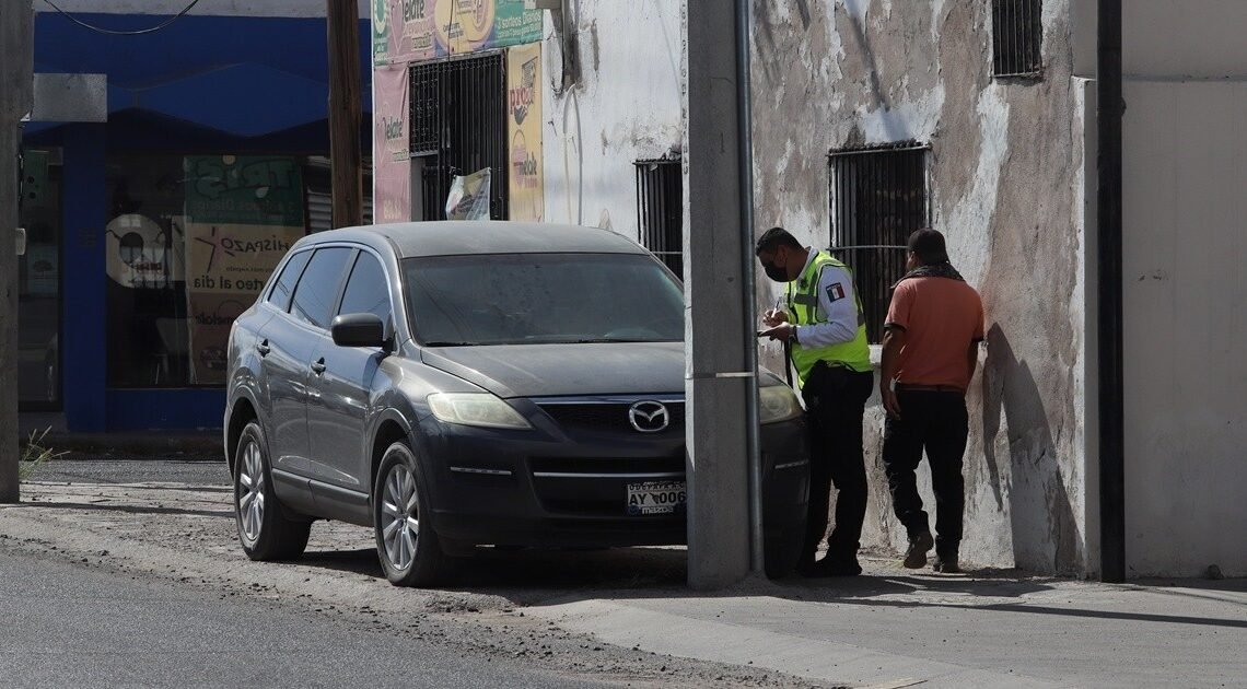 Hermosillo: Complican movilidad de peatones autos mal estacionados