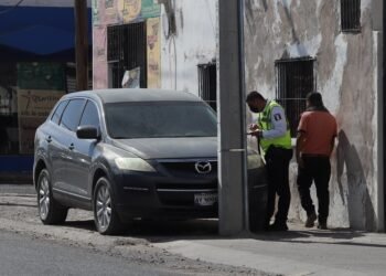 Hermosillo: Complican movilidad de peatones autos mal estacionados
