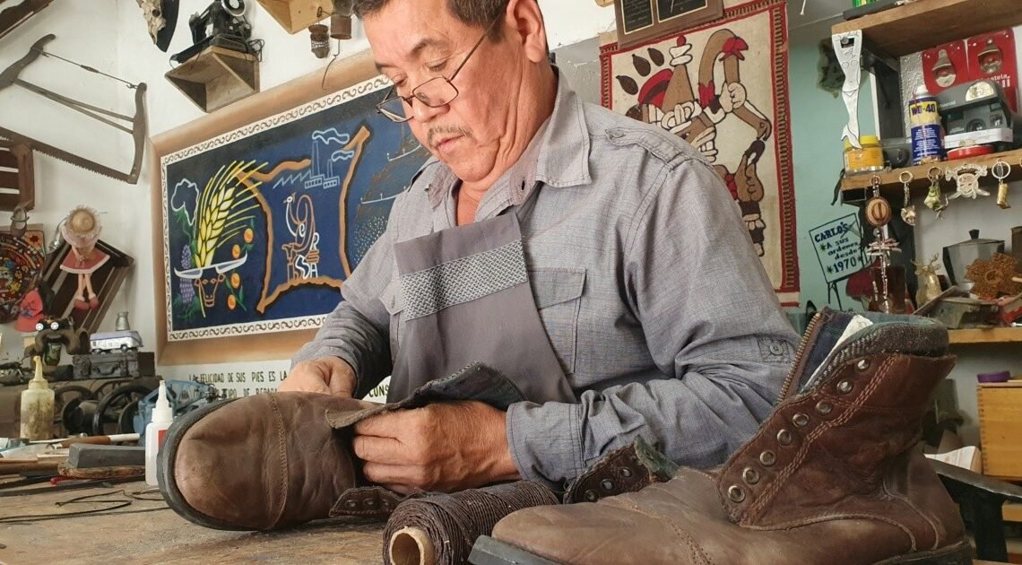 Lorencio tiene un “salón de belleza” muy particular y por el han pasado miles de zapatos ¡Durante más de 5 décadas!