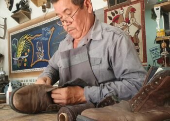 Lorencio tiene un “salón de belleza” muy particular y por el han pasado miles de zapatos ¡Durante más de 5 décadas!