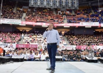 Se compromete Antonio Astiazarán a buscar construcción de casa de interés social