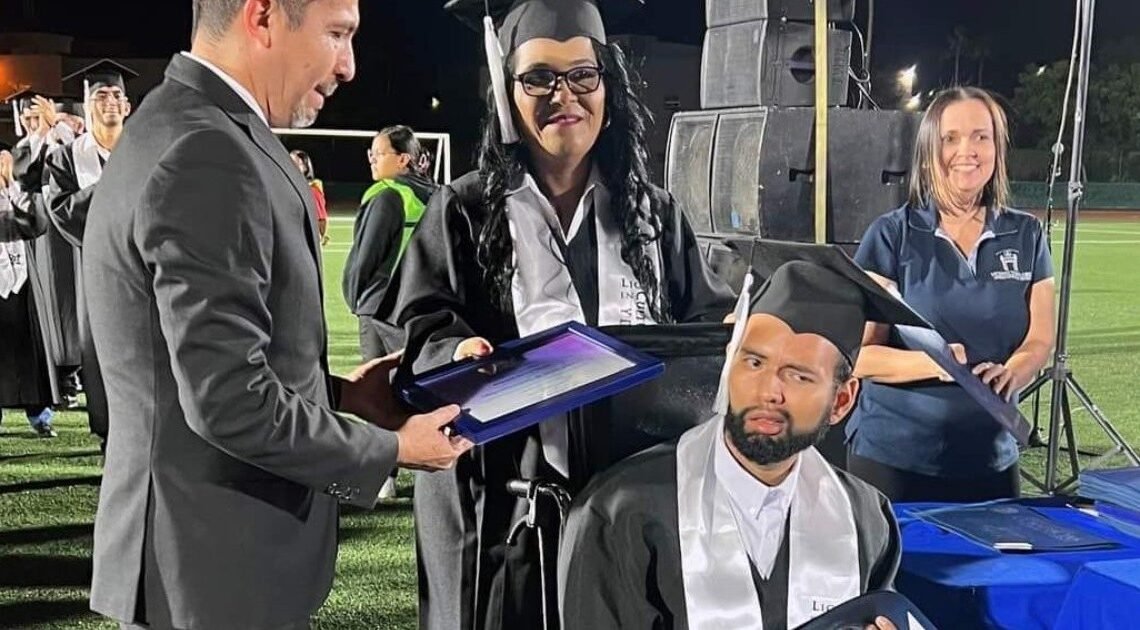 Francisca va 4 años a la universidad para que su hijo cumpla su sueño Francisca va 4 años a la universidad para que su hijo cumpla su sueño