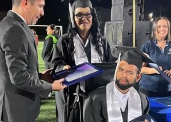 Francisca va 4 años a la universidad para que su hijo cumpla su sueño