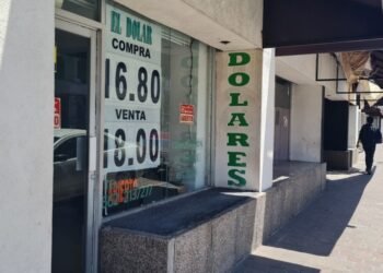Se vende dólar por debajo de los  en Hermosillo