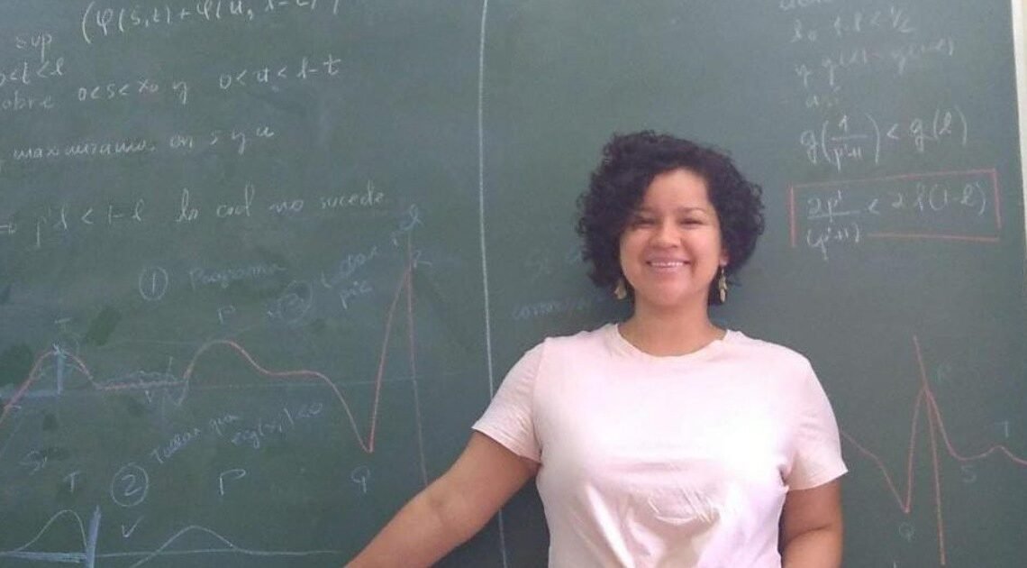 La profesora Carolina enseña el amor por ¡las matemáticas!