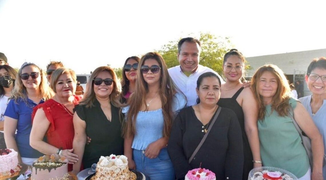 Festeja Antonio Astiazarán a primera generación graduada de Maxi Apoyo y CTC