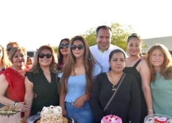 Festeja Antonio Astiazarán a primera generación graduada de Maxi Apoyo y CTC