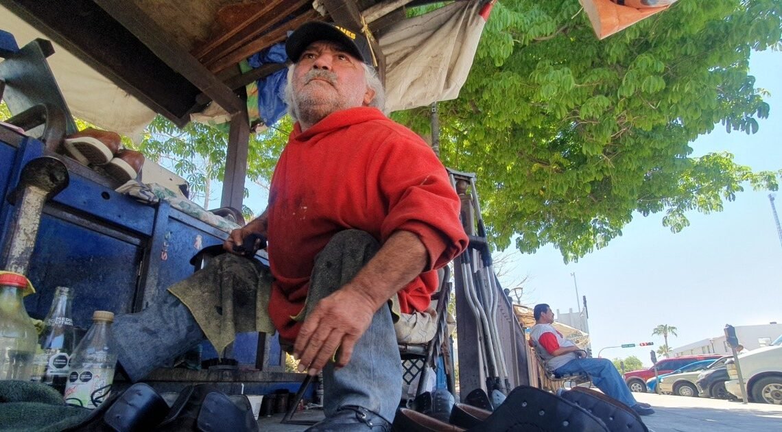 Hermosillo: Don Julio le saca brillo a la vida como todo buen bolero Hermosillo: Don Julio le saca brillo a la vida como todo buen bolero