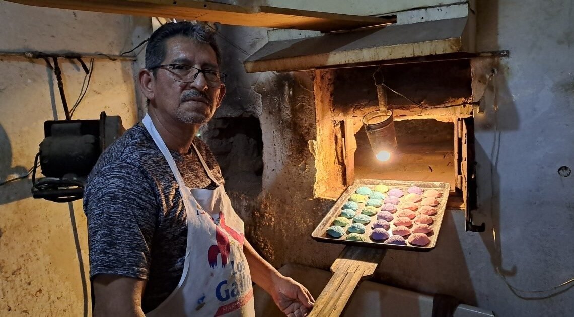 La panadería la Gloria en Hermosillo, continúa tradición familiar, con sus conchitas de colores