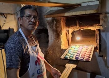 La panadería la Gloria en Hermosillo, continúa tradición familiar, con sus conchitas de colores