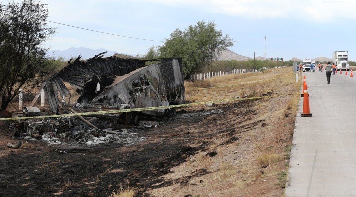 Batallan bomberos para extinguir fuego tras accidente