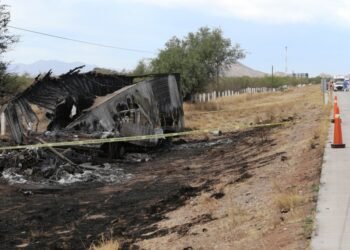 Batallan bomberos para extinguir fuego tras accidente