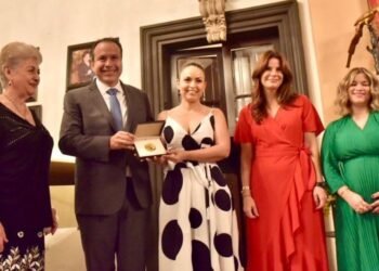 Reconocen en Fiestas del Pitic a hermosillenses destacadas