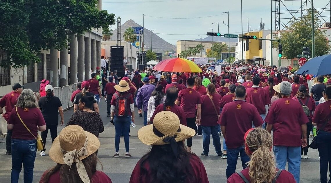 Desfilan para conmemorar el Día del Trabajo alrededor de 20 mil trabajadores en Hermosillo