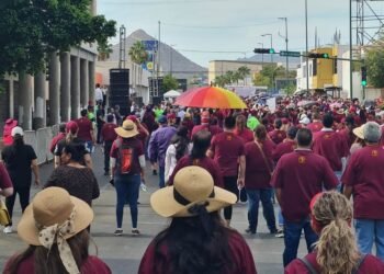 Desfilan para conmemorar el Día del Trabajo alrededor de 20 mil trabajadores en Hermosillo