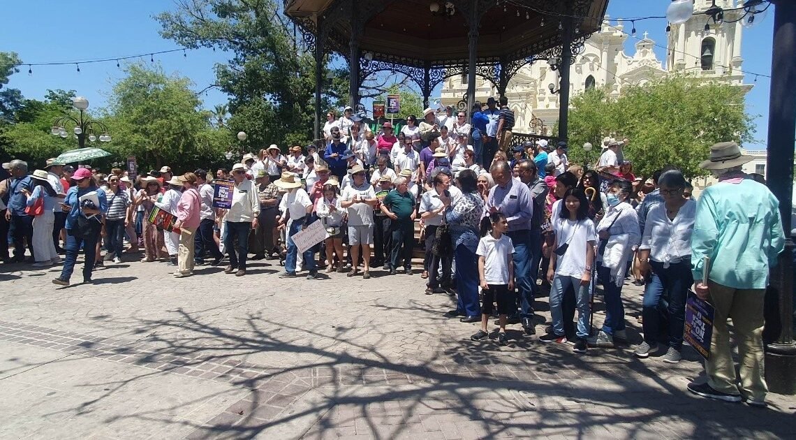 Se manifiestan a favor de la Suprema Corte de Justicia en catedral