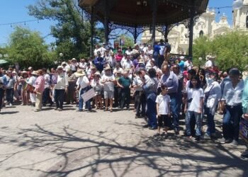 Se manifiestan a favor de la Suprema Corte de Justicia en catedral