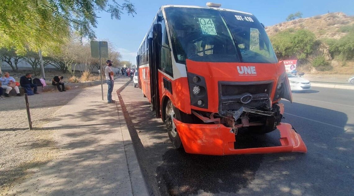 Hermosillo: Choque entre dos camiones de transporte en bulevar Vildósola deja 35 lesionados Hermosillo: Choque entre dos camiones de transporte en bulevar Vildósola deja 35 lesionados