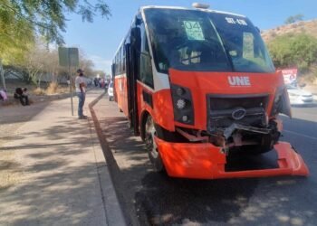Hermosillo: Choque entre dos camiones de transporte en bulevar Vildósola deja 35 lesionados