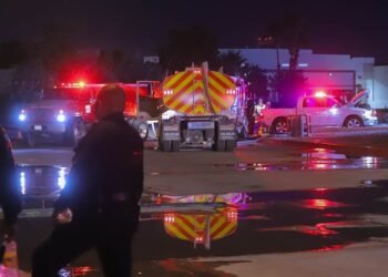 Se quema bodega con aparentes químicos en parque industrial de Hermosillo