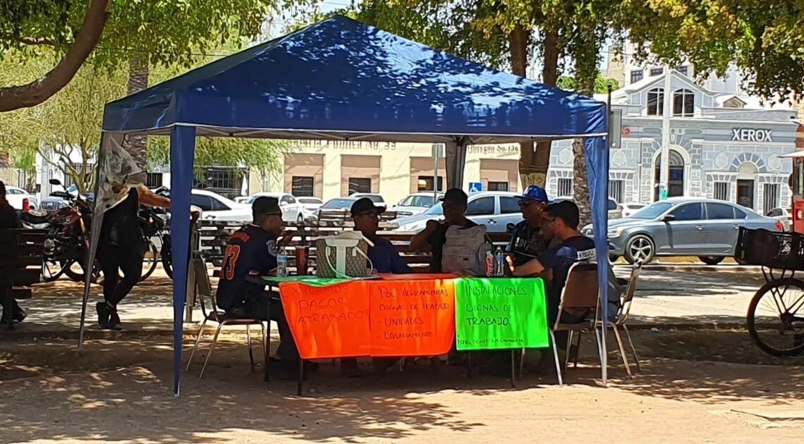 Se manifiestan bomberos de Hermosillo frente a palacio municipal; piden pagos atrasados y mejor equipo