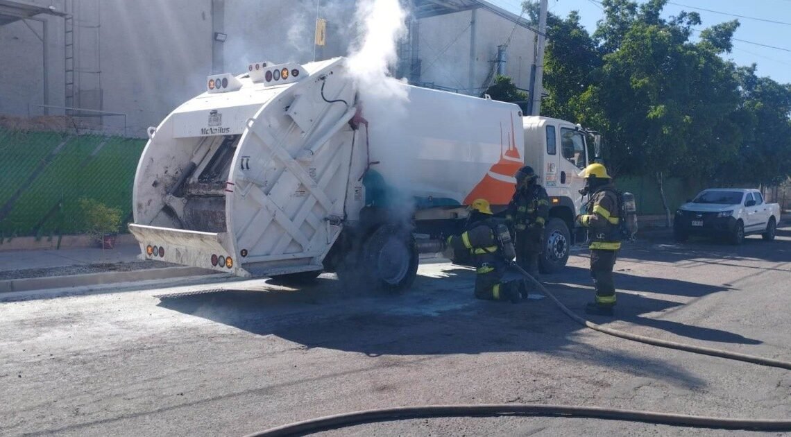Hermosillo: Se le queman las balatas a camión de basura del Ayuntamiento sobre el bulevar Las Torres Hermosillo: Se le queman las balatas a camión de basura del Ayuntamiento sobre el bulevar Las Torres