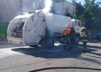 Hermosillo: Se le queman las balatas a camión de basura del Ayuntamiento sobre el bulevar Las Torres