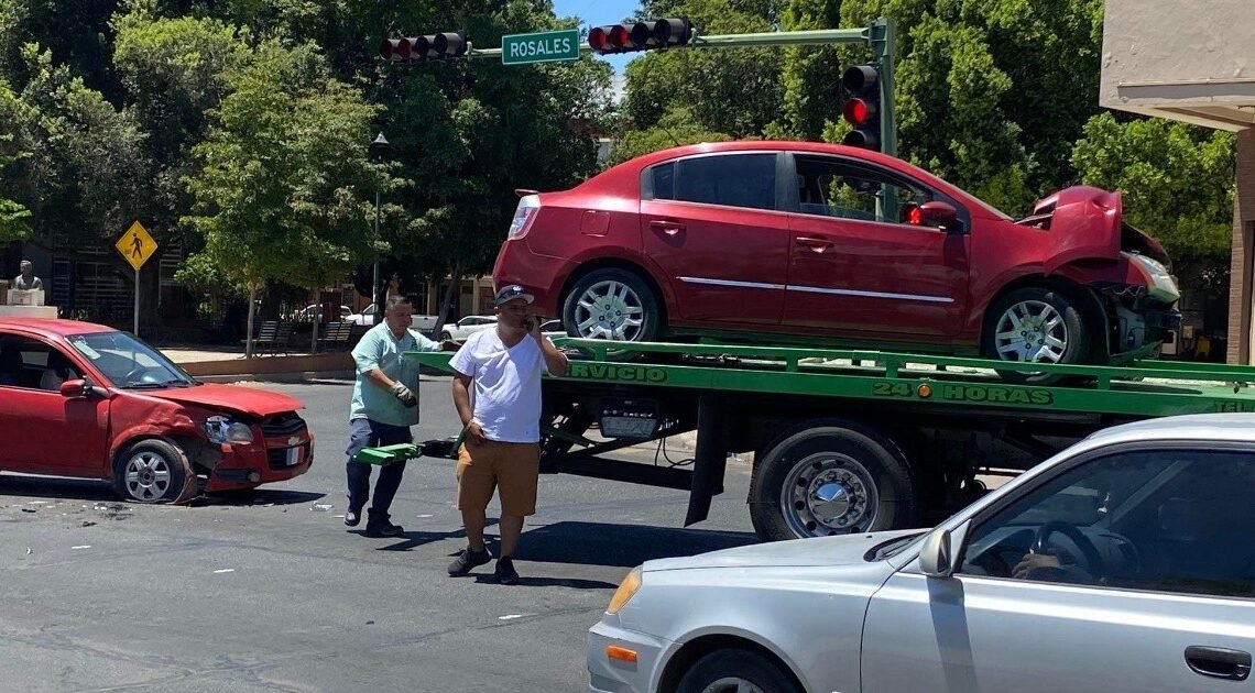 Conductor huye tras chocar contra auto en el cruce de Rosales y Serdan