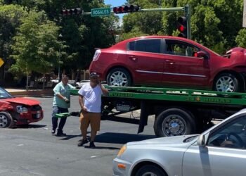 Conductor huye tras chocar contra auto en el cruce de Rosales y Serdan