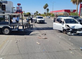 Motociclista salió disparado luego de impactarse con batanga que estaba detenida tras chocar con un auto