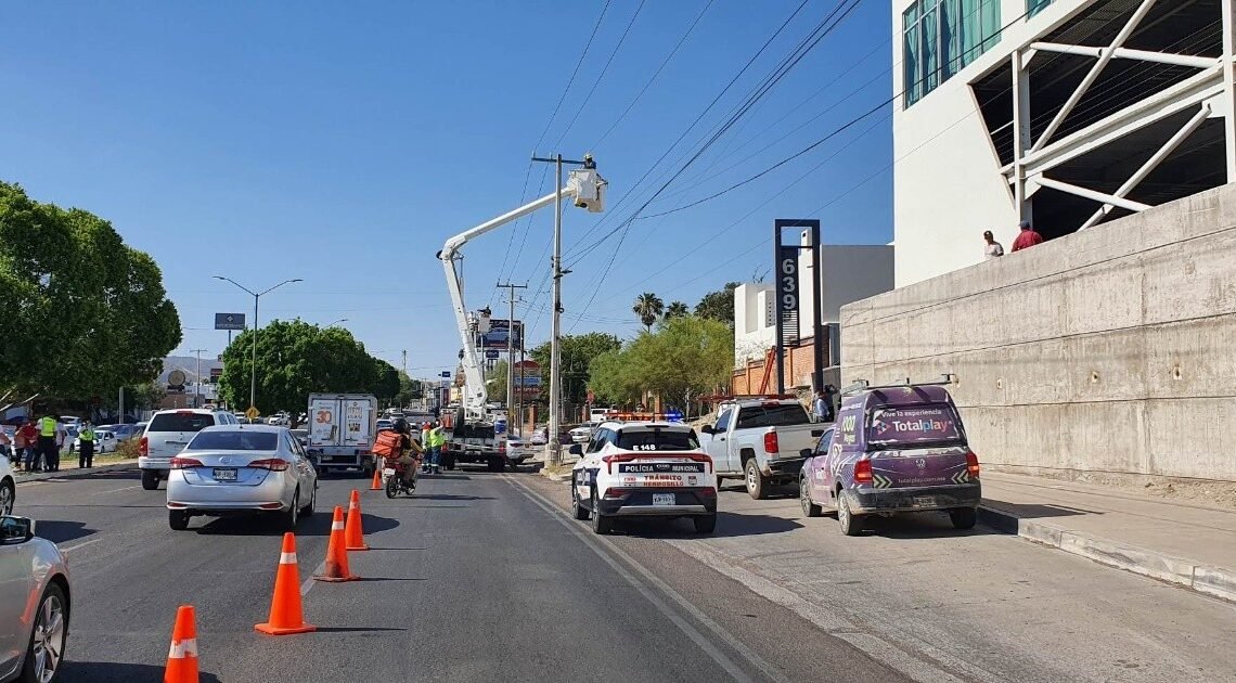 Choque contra poste de electricidad desata incendio en bulevar Morelos, alcanza mueblería pero logran controlarlo