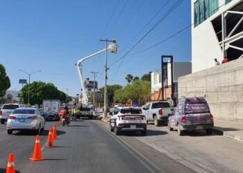 Choque contra poste de electricidad desata incendio en bulevar Morelos, alcanza mueblería pero logran controlarlo